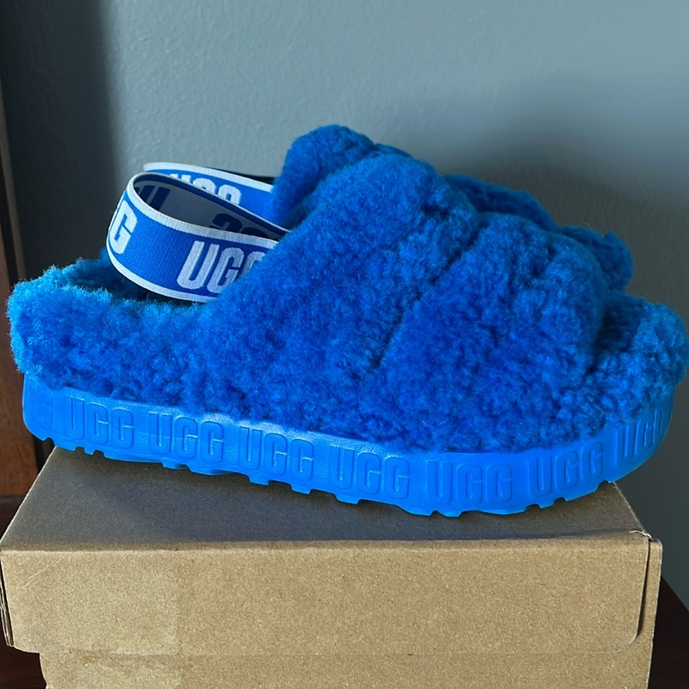 UGG blue slipper

Size 7